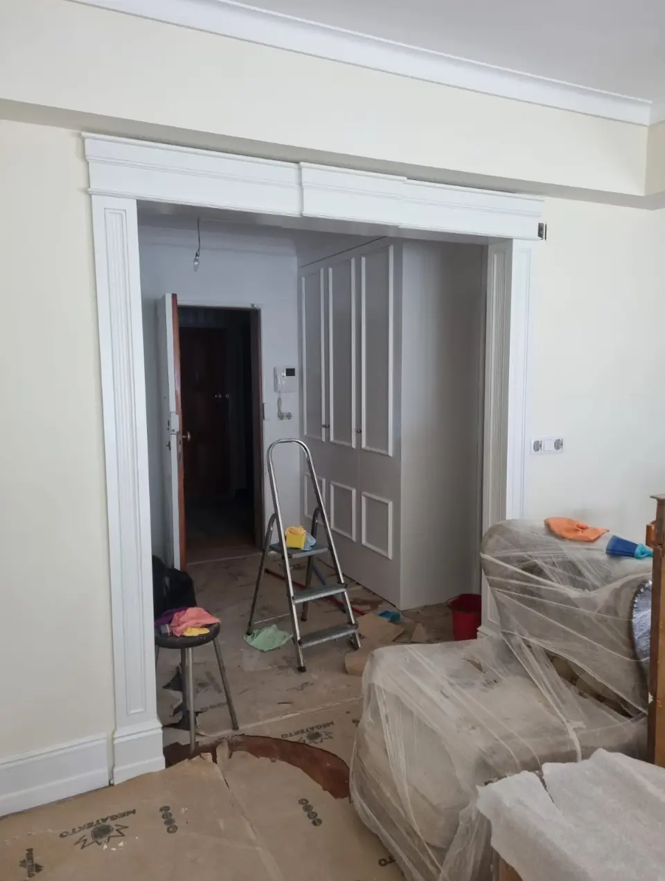 Arco de passagem de sala para hall de entrada elaborado pelo serviço de carpintaria da Margarida Bugarim Interiores